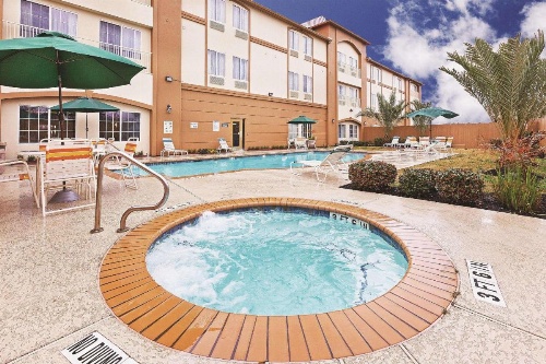 La Quinta Inn & Suites by Wyndham Houston Hobby Airport image 1